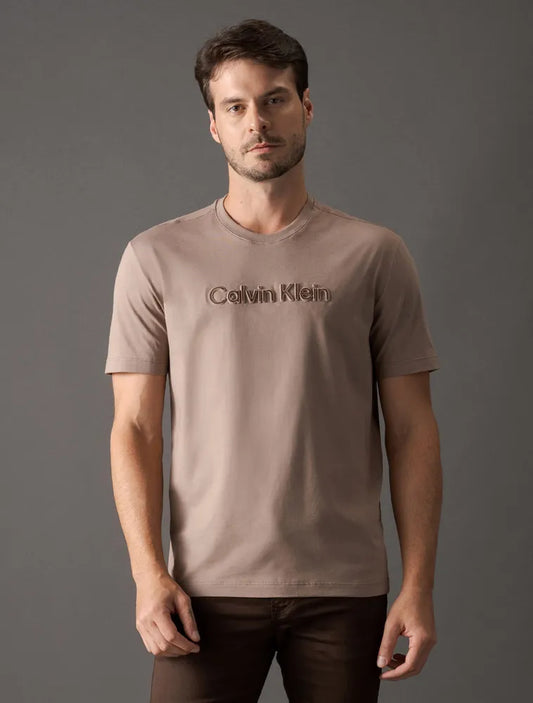 CAMISETA MANGA CURTA CALVIN KLEIN EMBOSSED COLOR CAQUI MEDIO