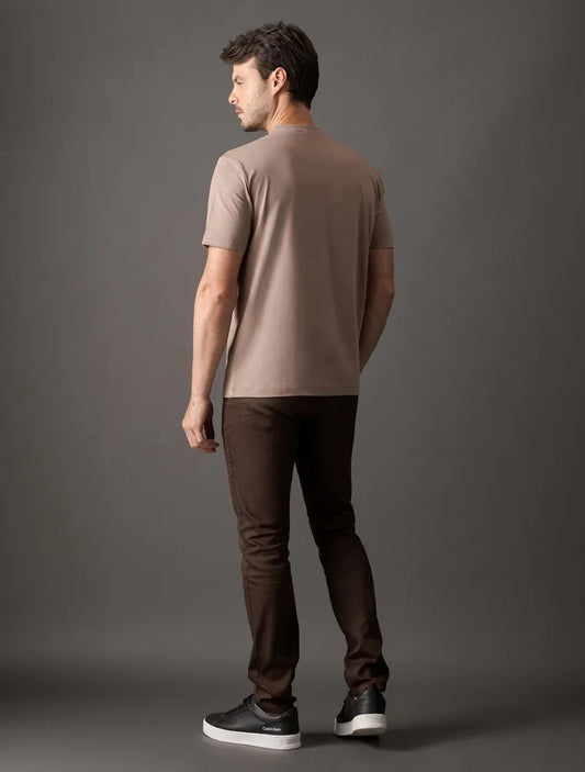 CAMISETA MANGA CURTA CALVIN KLEIN EMBOSSED COLOR CAQUI MEDIO